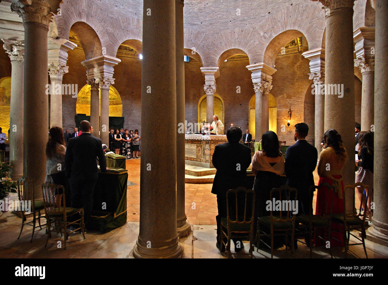 Während einer Hochzeitszeremonie in das Mausoleo di Santa Costanza (4. Jahrhundert n. Chr.), Rom, Italien Stockfoto