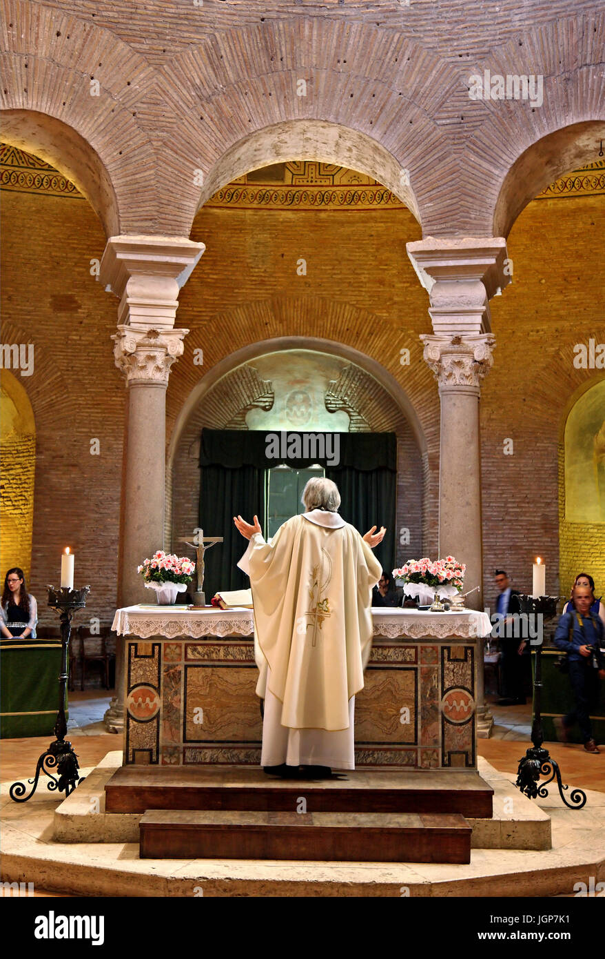 Während einer Hochzeitszeremonie in das Mausoleo di Santa Costanza (4. Jahrhundert n. Chr.), Rom, Italien Stockfoto