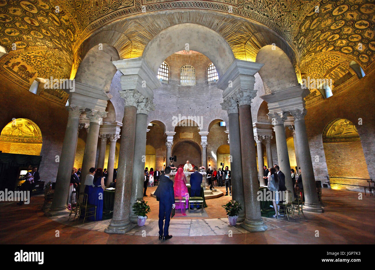 Während einer Hochzeitszeremonie in das Mausoleo di Santa Costanza (4. Jahrhundert n. Chr.), Rom, Italien Stockfoto