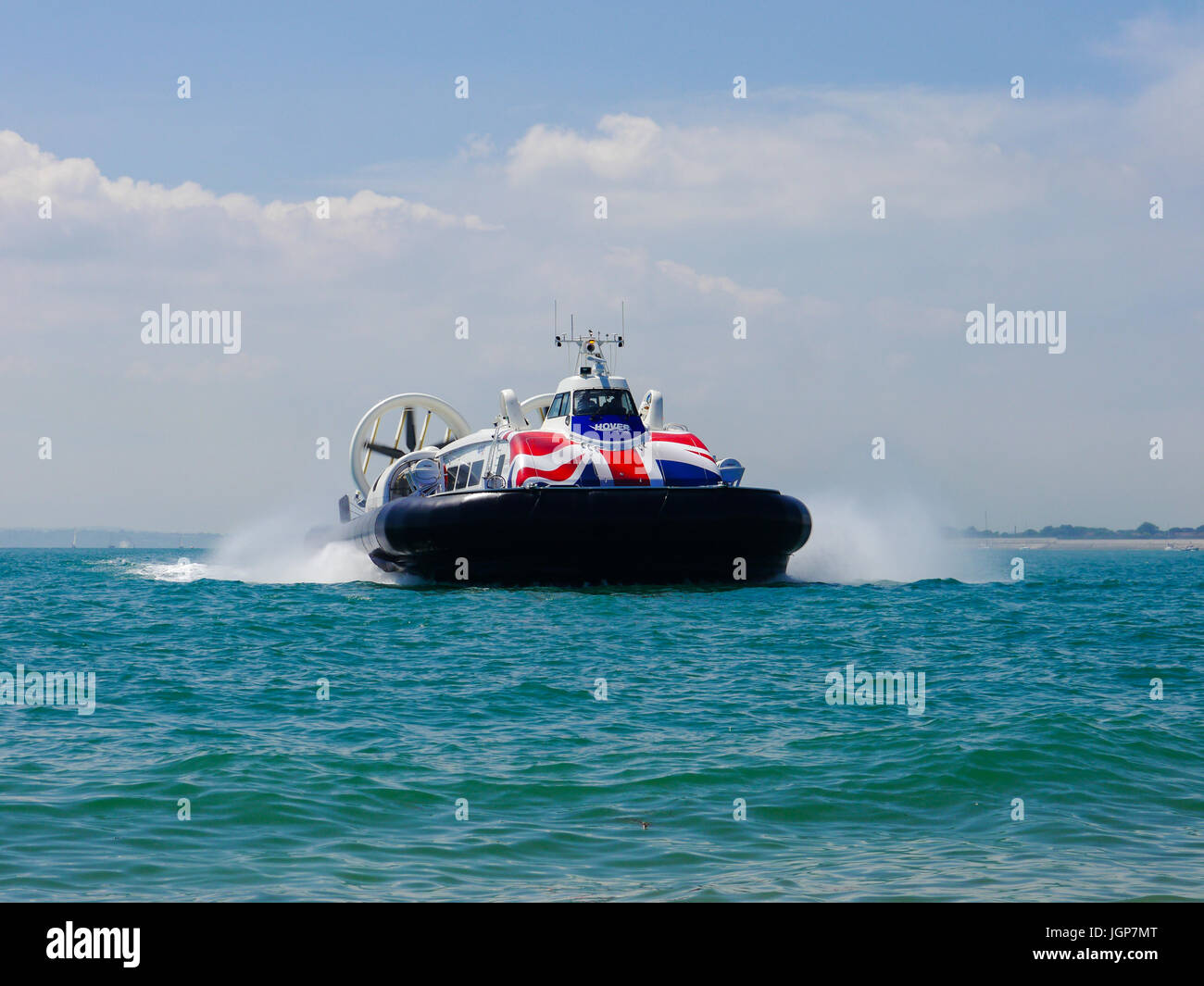 Portsmouth nach Isle Of Wight Hovercraft überquert den Solent mit hoher Geschwindigkeit Stockfoto
