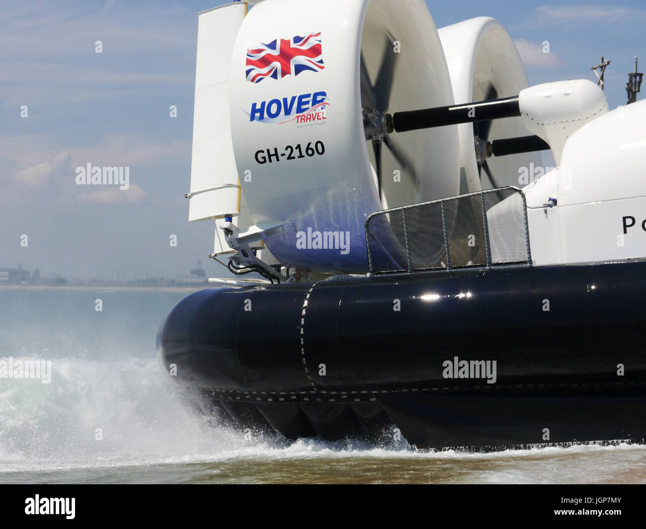 Portsmouth nach Isle Of Wight Hovercraft überquert den Solent mit hoher Geschwindigkeit Stockfoto