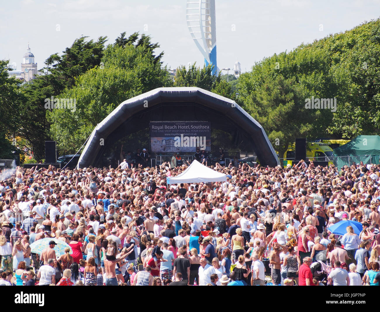 Eine große Menschenmenge bei einer Veranstaltung freie Musik im Freien statt in Southsea, Portsmouth, England Stockfoto