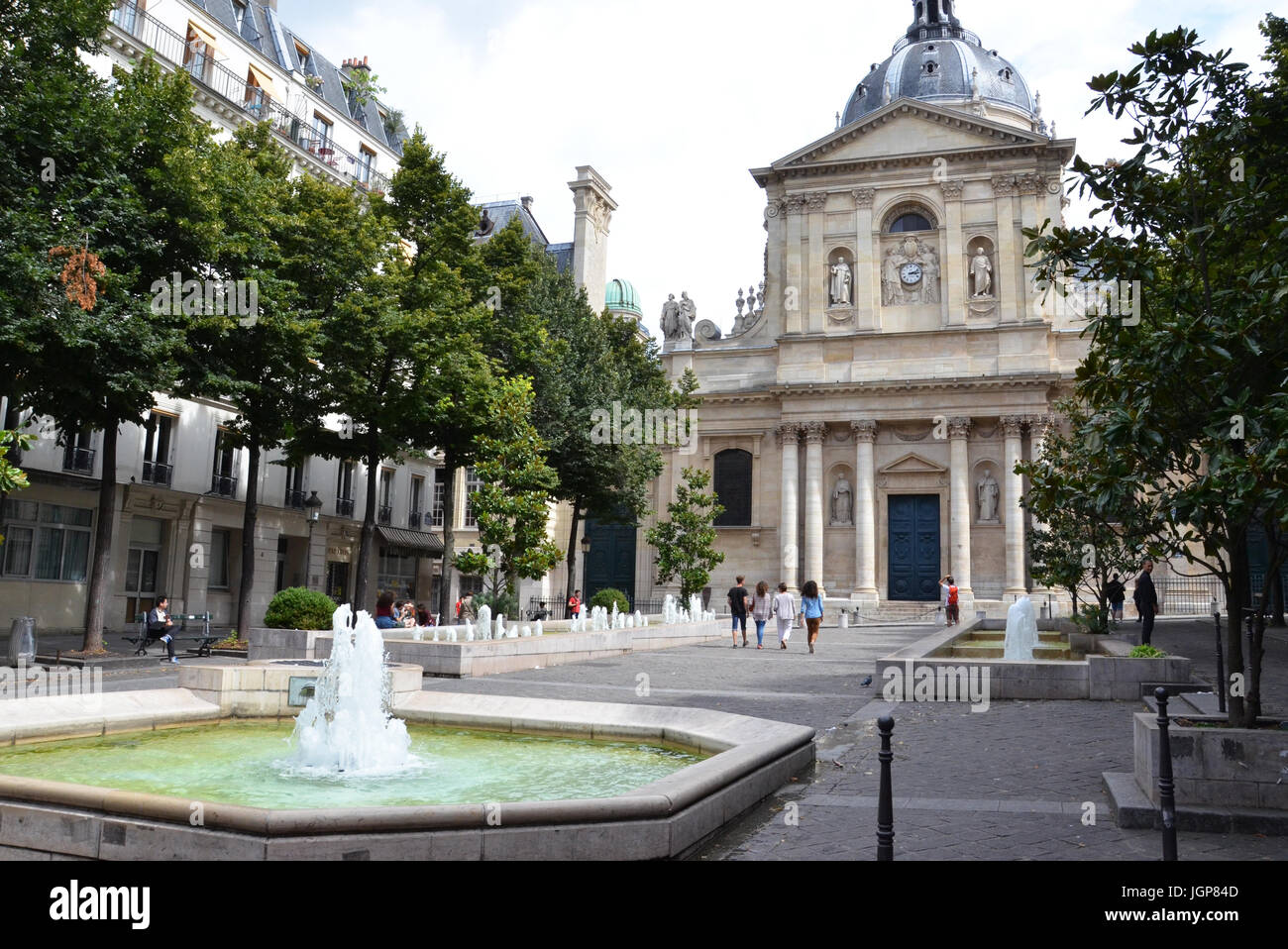 PARIS - AUG 11: Der Place De La Sorbonne in Paris, Frankreich 11. August 2016 zeigt. Die Kapelle Sainte Ursule ist im Hintergrund. Stockfoto