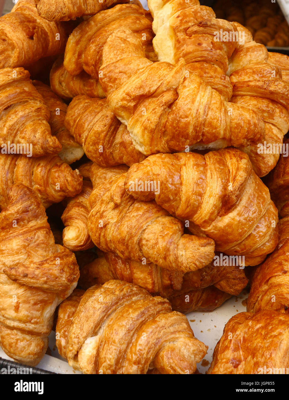 Ein Cluster von frisch gebacken französischen Croissants für Bastille Day Feierlichkeiten in NYC Strassenfest Stockfoto