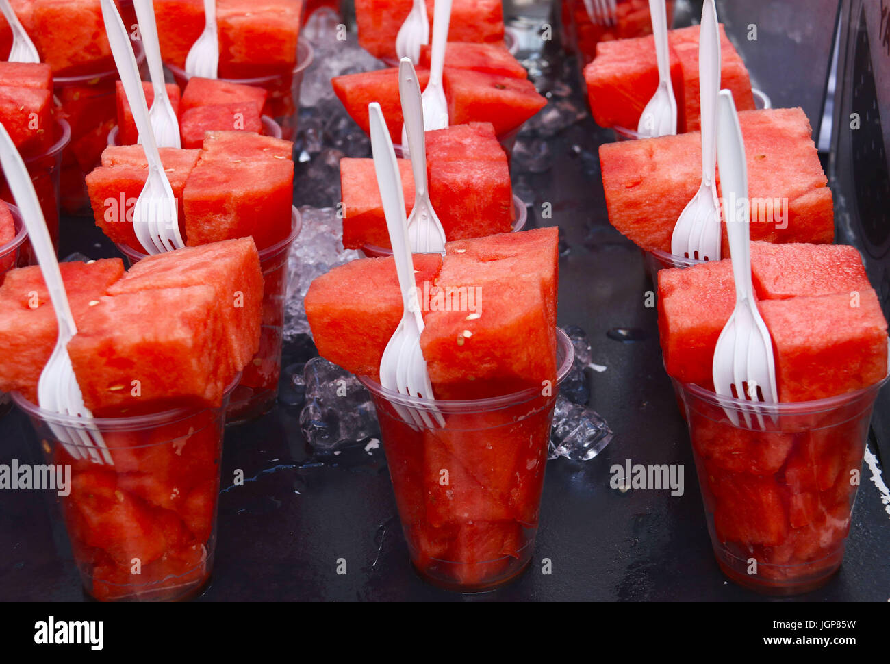 Stücke der Wassermelone in einem Plastikbecher an einem heißen Tag Stockfoto