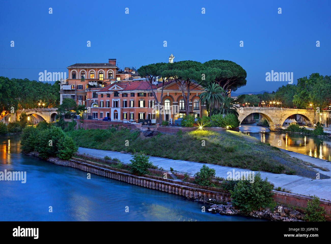 Die Insel des Tiber (Isola Tiberina) eines der weltweit die kleinste bewohnte Inseln, Rom, Italien Stockfoto