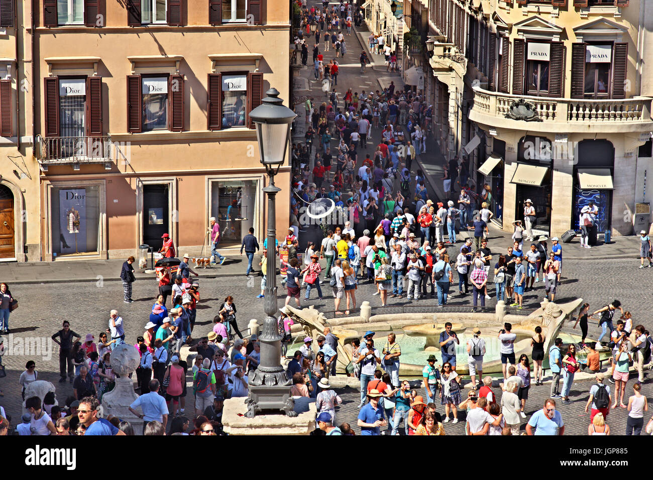 Piazza di Spagna und Via dei Condotti, eine der "teuersten" kommerziellen Straßen von Rom, Italien. Stockfoto