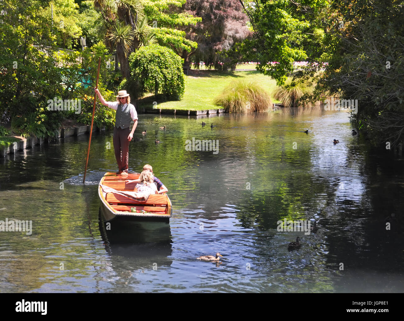 Ein Schiffer führt eine junge Couplei in ihrem Stocherkahn auf dem Avon River. Durch die wunderschönen Gärten Mona Vale - fünfeinhalb Hektar Gärten und Stockfoto