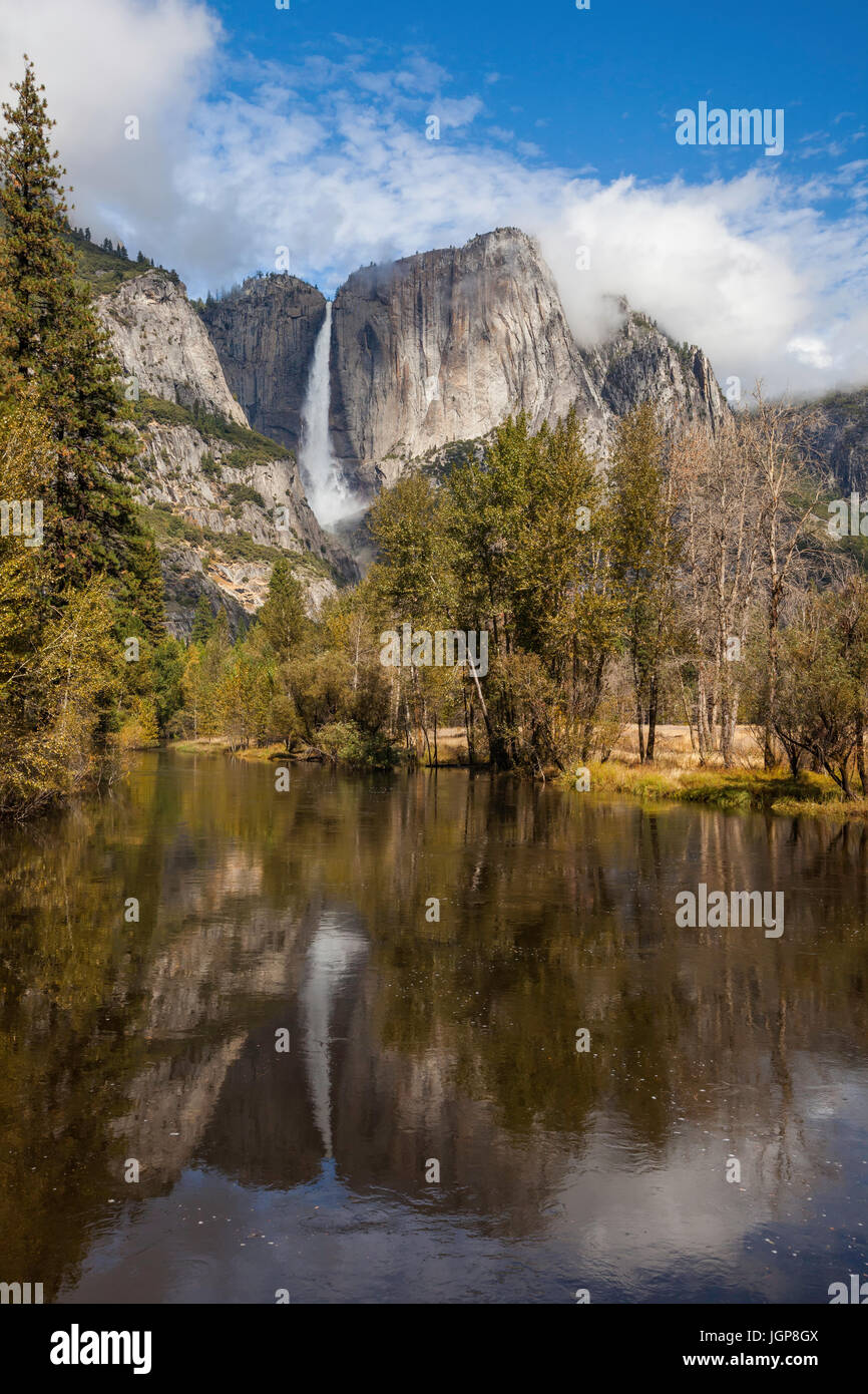 Upper Yosemite Fall und Merced River Reflection, Yosemite National Park, Kalifornien Stockfoto