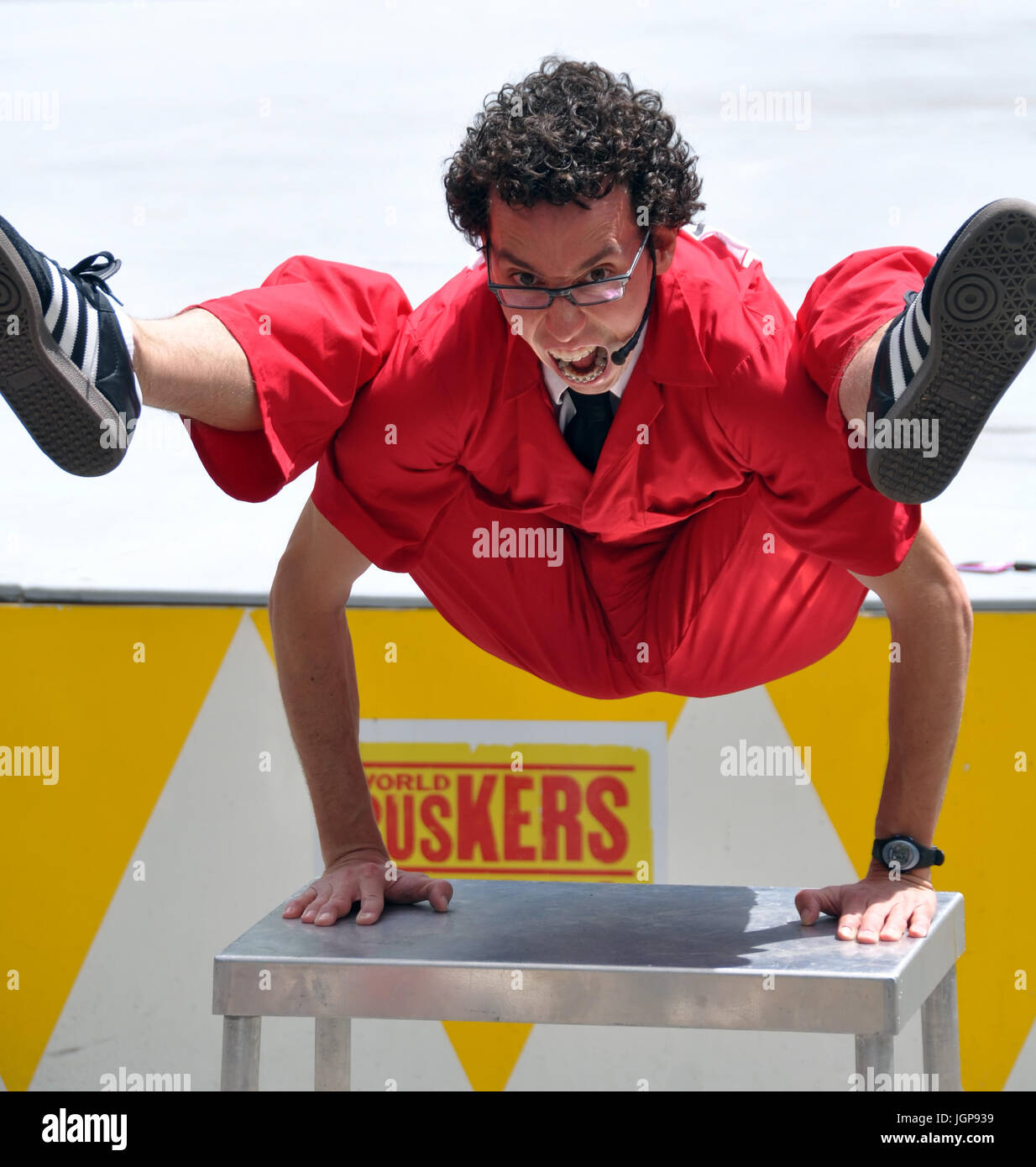 Christchurch, New Zealand - 29. Januar 2011: Kombination aus Comedy, Kontorsion und Stunts, führt Jonathan Burns aus den USA bei der 18. Welt-Buskers Stockfoto