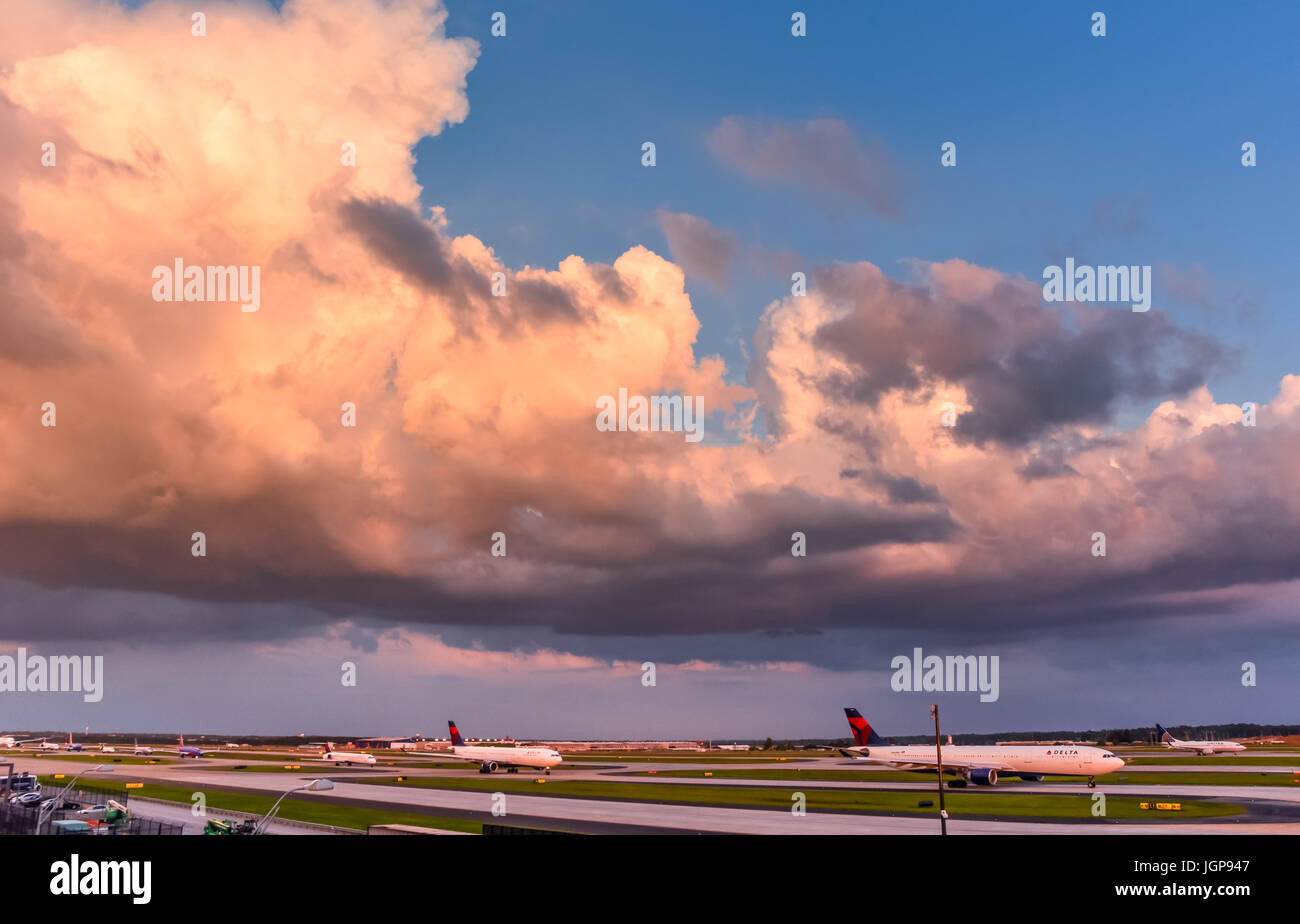 Schwerlastverkehr auf dem Taxiway unter einem farbenfrohen Sonnenuntergang Himmel an Hartsfield-Jackson Atlanta International Airport (der weltweit verkehrsreichsten Flughafen). Stockfoto
