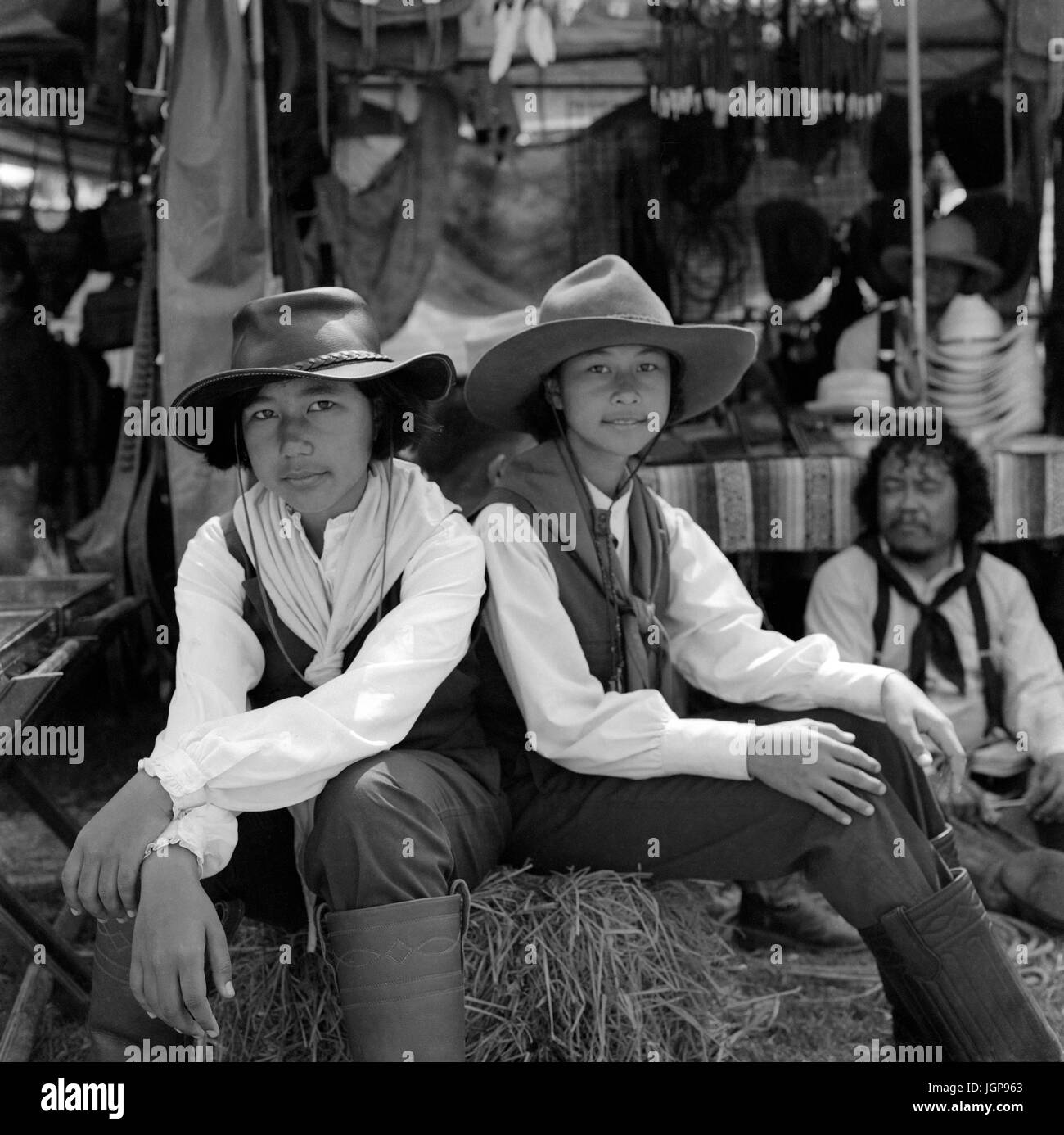 Schwarz-Weiß-Porträt von zwei jungen thailändischen Mädchen in westlicher Cowgirls-Kleidung bei einer Biker-Rallye. Südostasien. Schwarzweißfotografie Stockfoto