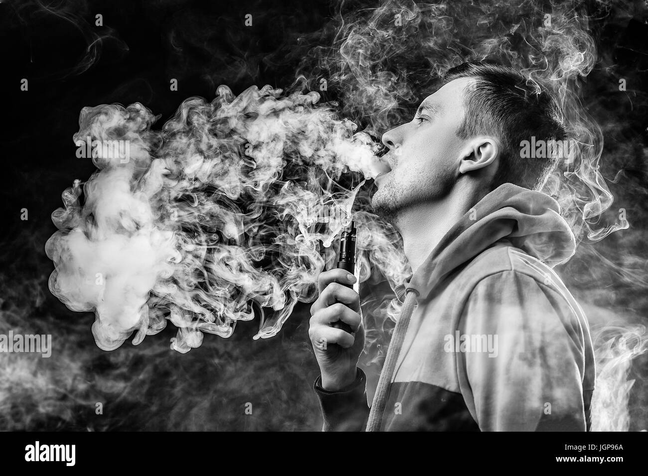 Vape. jungen hbschen weien Kerl ist admiting puffs Dampf aus dem  elektronische Zigarette. schwarz-wei Foto Stockfotografie - Alamy