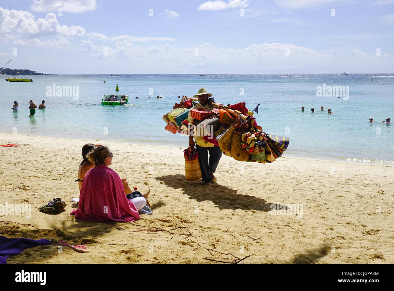 Pamplemousses, Mauritius - 4. Januar 2017. Anbieter mit Souvenirs am Strand im sonnigen Tag in Trou Aux Biches, Mauritius. Der Strand ist einer der meisten bea Stockfoto