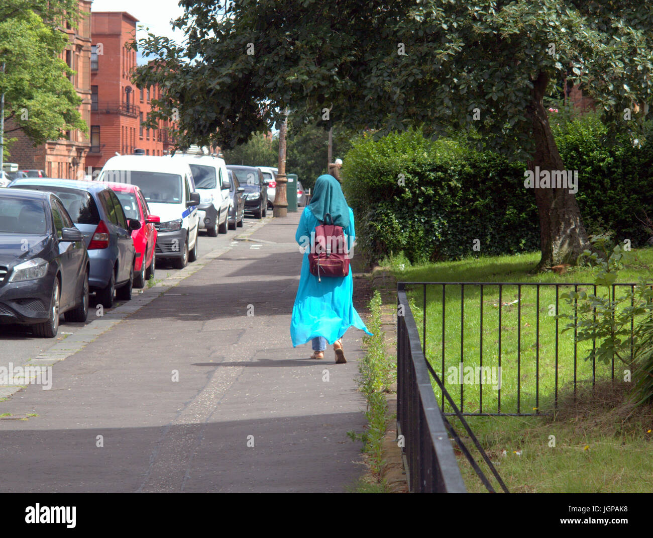 Asiatische Familie Flüchtling junge Frau Mädchen Schüler Schüler gekleidet Hijab Schal auf Straße in der UK alltägliche Szene gehen auf der Straße Stockfoto