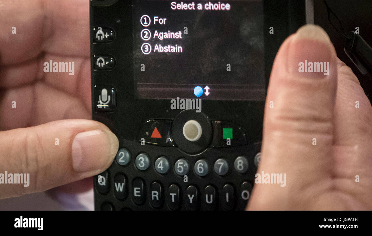 Eine Stimmabgabe ist während des Treffens bei der Generalsynode der Church Of England an der University of York, da der Church Of England herrschenden Körper abstimmen, die spezielle Dienstleistungen für Transgender-Personen, deren Übergang zu markieren. Stockfoto