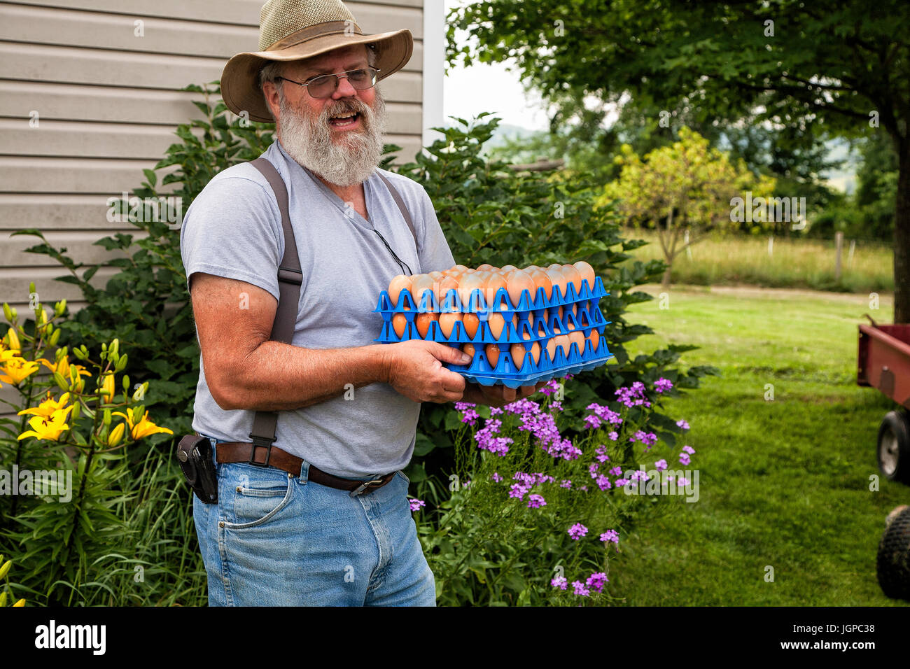Amerikanischer Familienbauer mit frischen Eiern Stockfoto