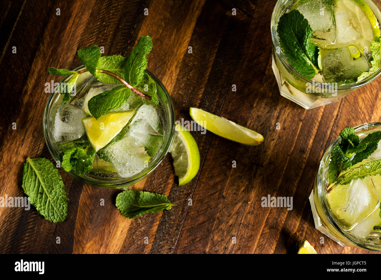 Mojito cocktail mit Rum, Kalk und Soda, garniert mit Minze, von oben Stockfoto