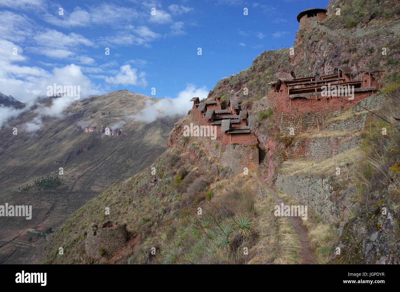 Speichern Sie Häuser und Aussichtspunkte auf dem Weg zu den Ruinen von Pisac Stockfoto