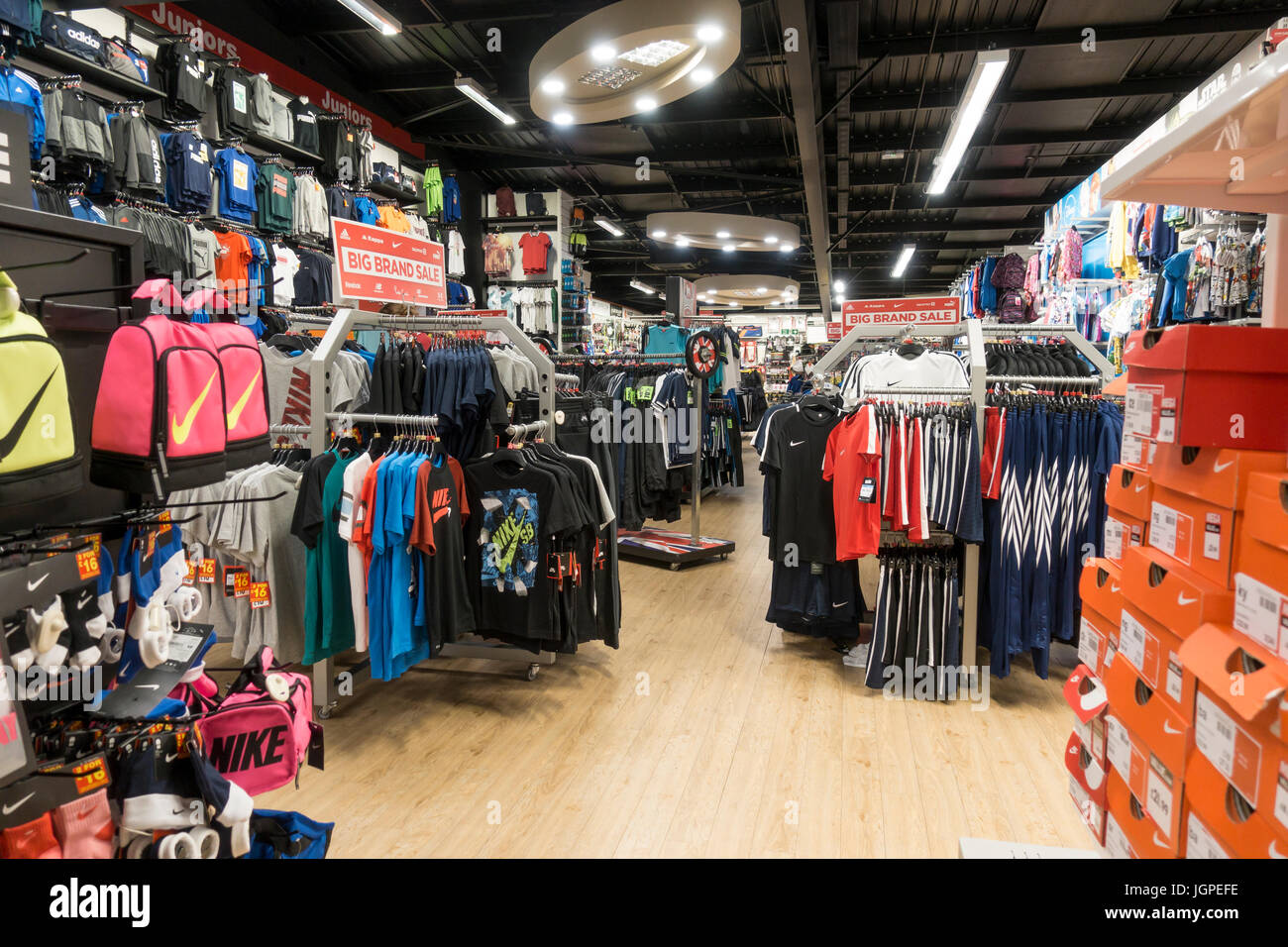 Innenseite des Sports Direct Shop Stockfoto