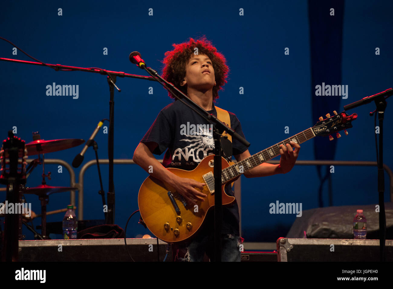 Brandon Niederauer "Taz", eine 14 Jahre alte Gitarrist und Sänger, spielte mit der Band Los Lobos während ein Blueskonzert in Battery Park City, Manhattan. Stockfoto