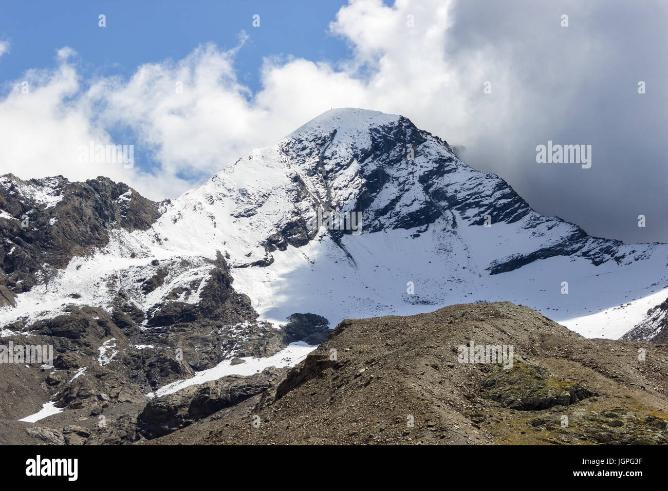 Wetter-Event. Konvektive Wolken in den Bergen. Wanderweg in Richtung Tersiva Gipfel. Aostatal, Italien Stockfoto
