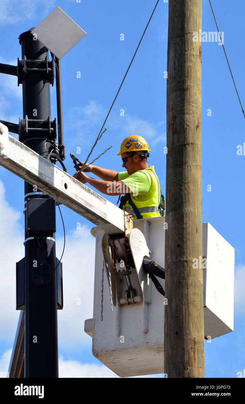 COLUMBUS, OH - Juni 27: Elektriker arbeitet an einem Strommast in der Nähe des Kongresszentrums am 27. Juni 2017. Stockfoto