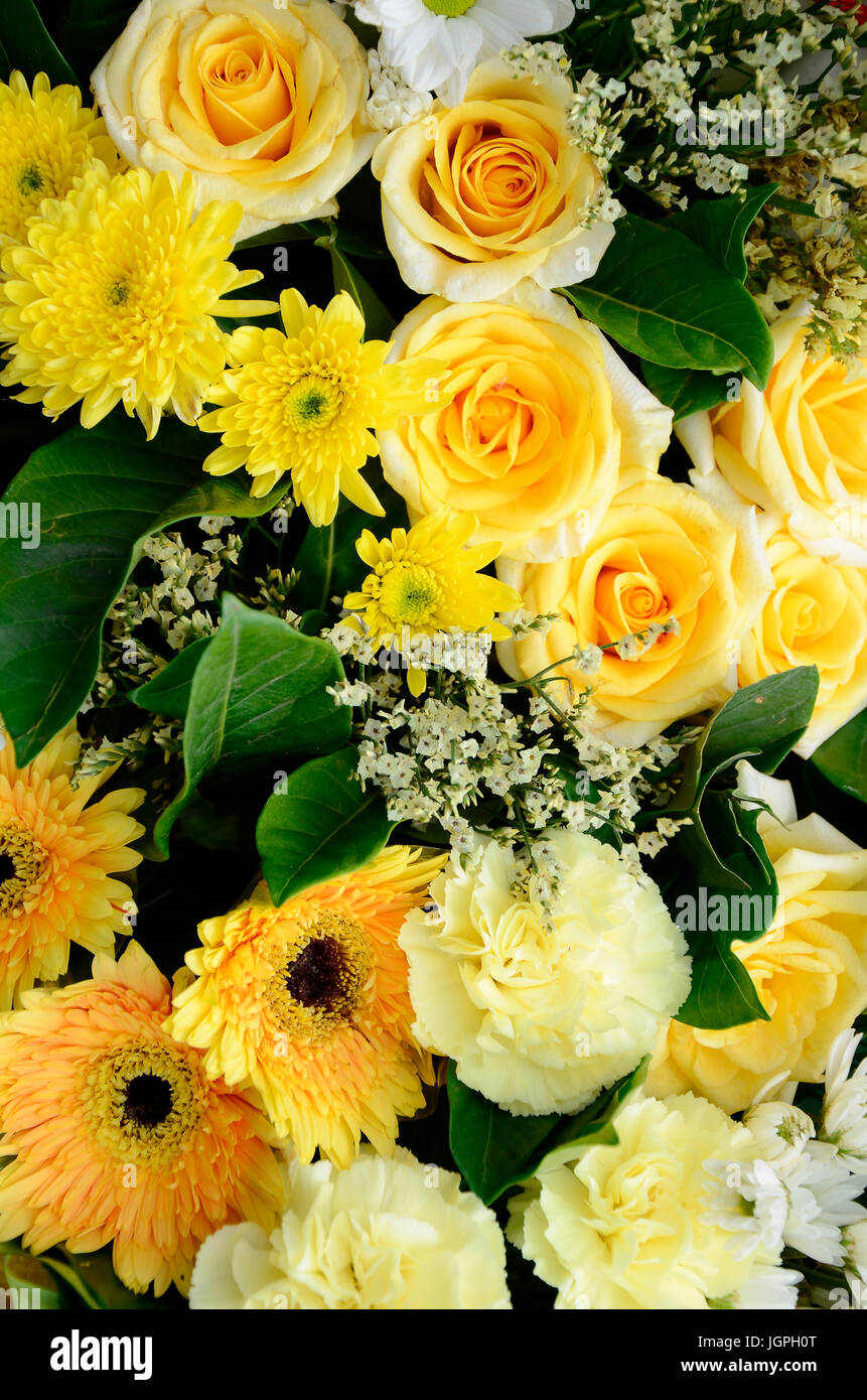 Blumenstrauß. Blumenarrangements in Gelbton. Stockfoto