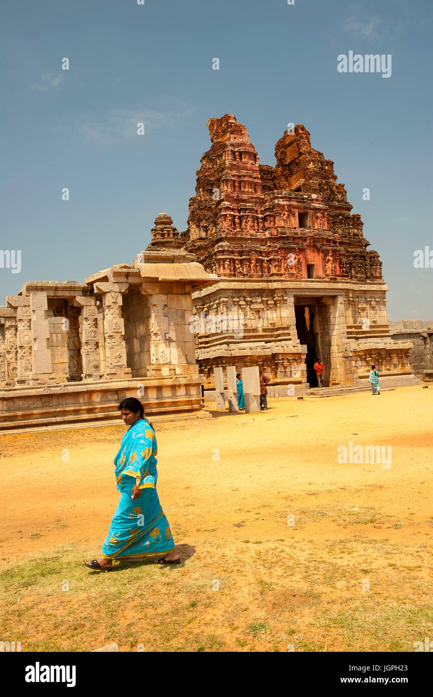 Inderin mit einem Hampi-Tempel im Hintergrund, Hampi, Karnataka, Indien Stockfoto