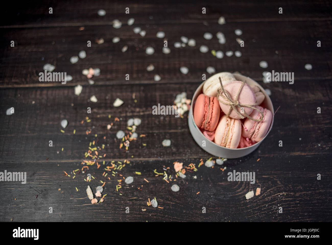 Multi Farbe Pastelle Makronen in weißen tiefen Teller dekoriert mit Seil Stockfoto