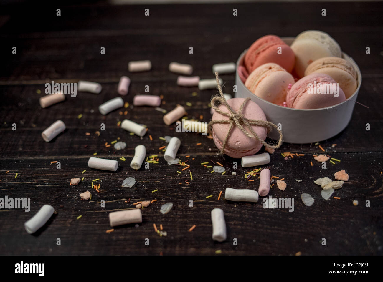 Multi Farbe Pastelle Makronen in weißen tiefen Teller dekoriert mit Seil Stockfoto