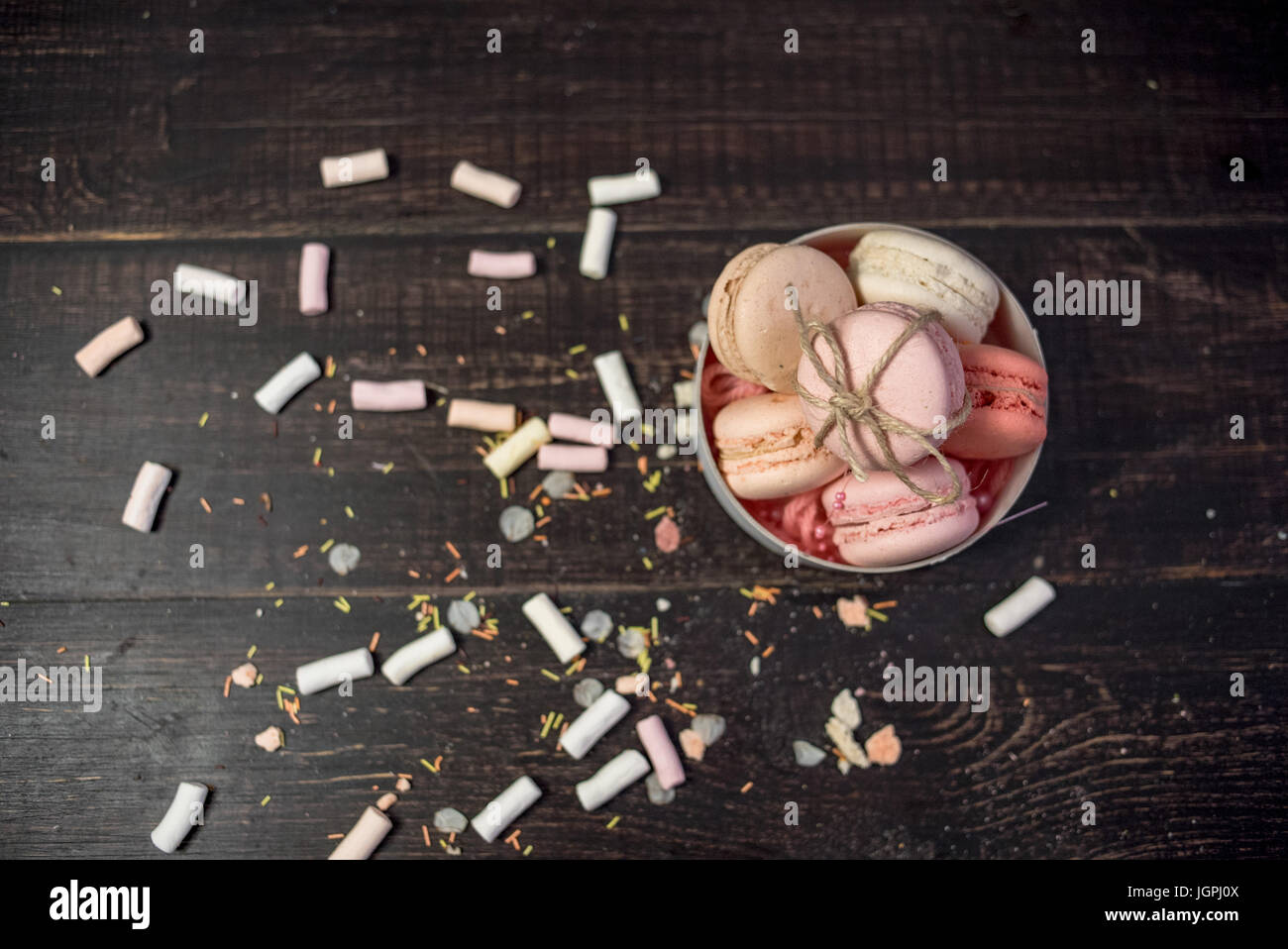 Multi Farbe Pastelle Makronen in weißen tiefen Teller dekoriert mit Seil Stockfoto