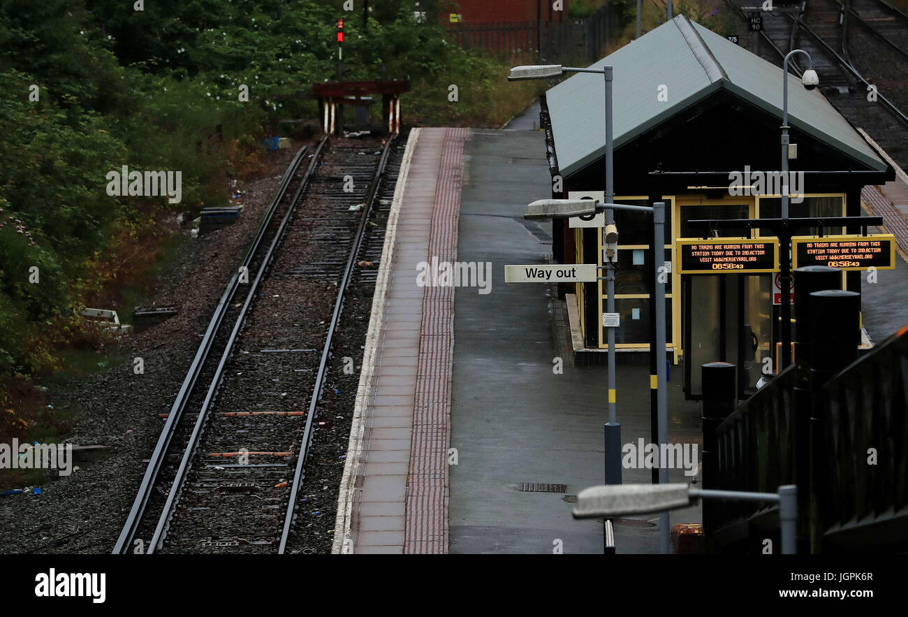 Eine leere Hunts Cross Railway Station Plattform während der Rush Hour in Liverpool während der Streiks über personelle und Fahrer nur Züge. Stockfoto