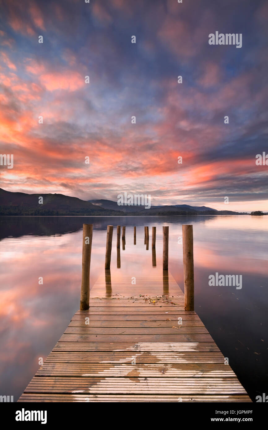 Eine überflutet Anlegestelle in Derwent Water, Lake District, England. Am Sonnenuntergang fotografiert. Stockfoto