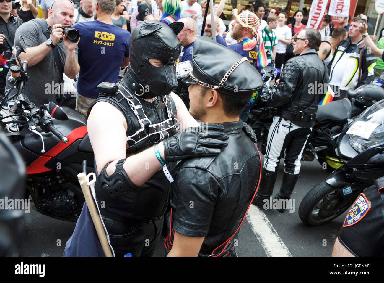 Ein Soho Street Scene in London. Homosexuelle Männer in Leder genießen die Soho Street Party Atmosphäre, nach Gay Pride, die jährliche Pride London Parade für die LGBT. Stockfoto