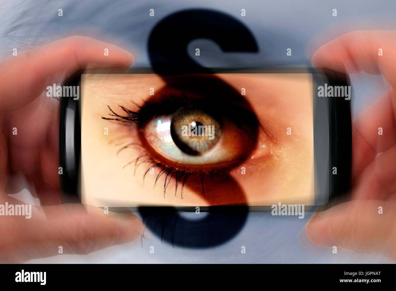 Auge einer Frau in einem Kamera-Handy mit Absatz-Zeichen, Gawker Stockfoto