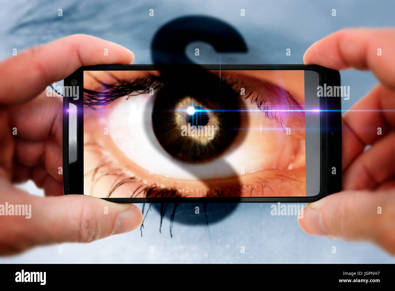 Auge einer Frau in einem Kamera-Handy mit Absatz-Zeichen, Gawker Stockfoto