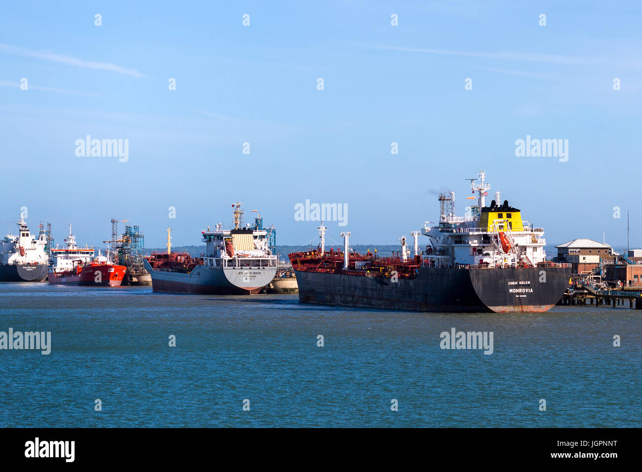 Tanker neben Esso Fawley Schlafplätze. Southampton waters England Großbritannien Stockfoto