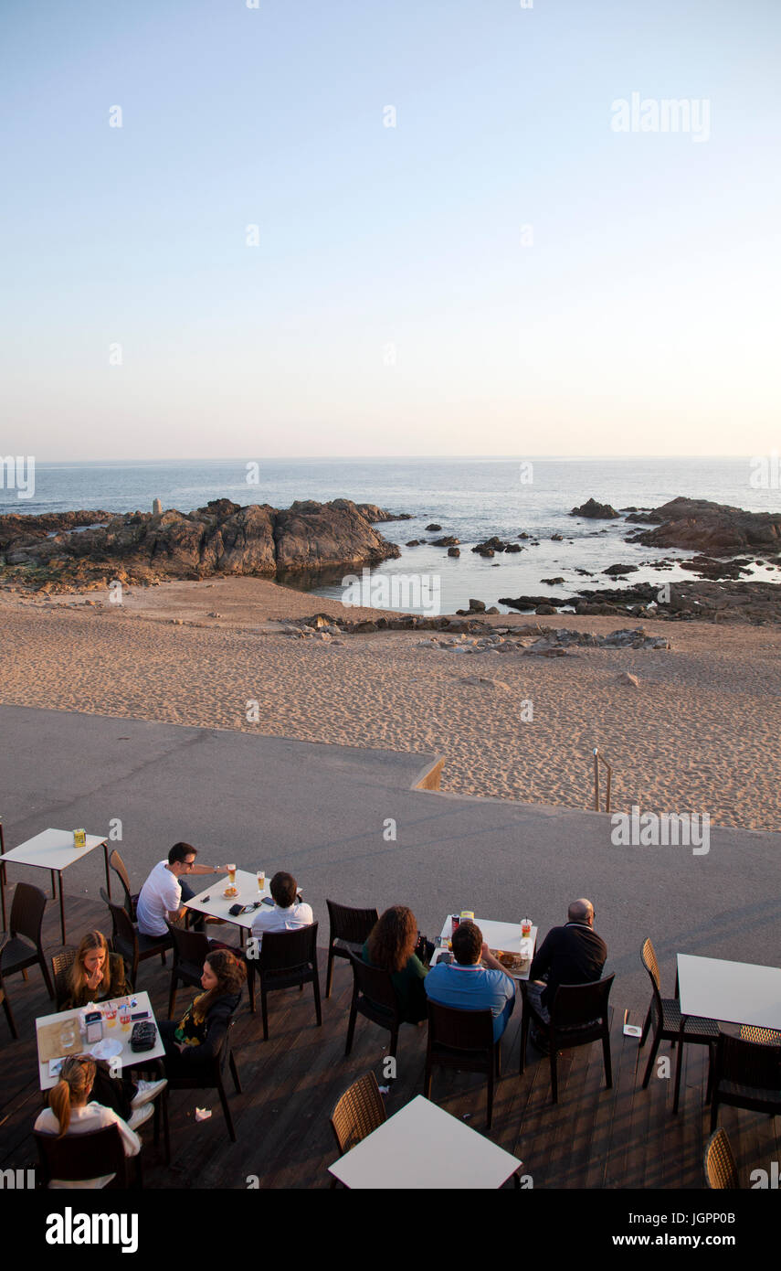 Cafe am Foz Promenade entlang Av do Brasil in Porto - Portugal Stockfoto