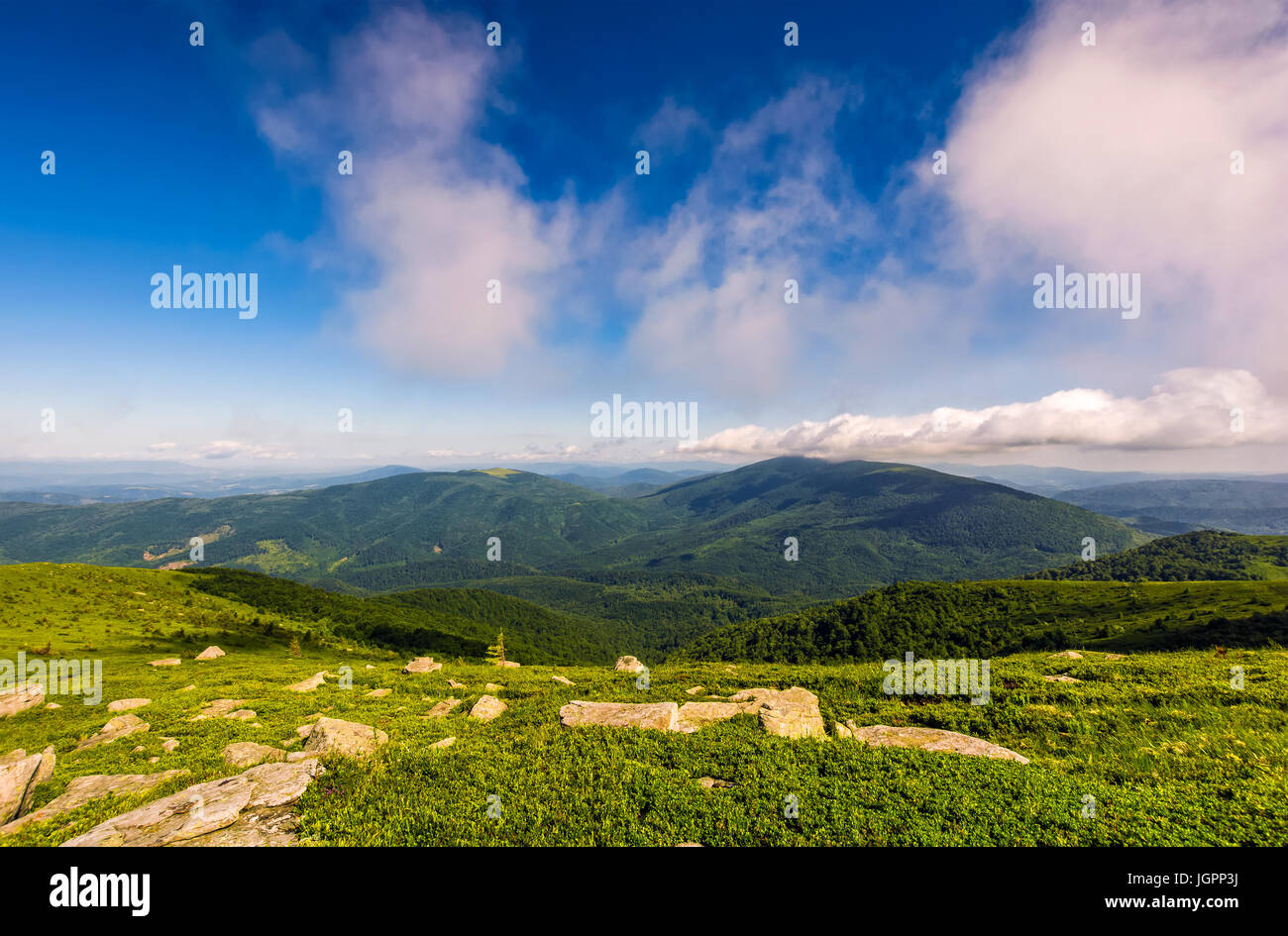 bewölkten blauen Himmel über den Bergen mit felsigen Hügel. traumhaft schöne Natur der Karpaten Stockfoto