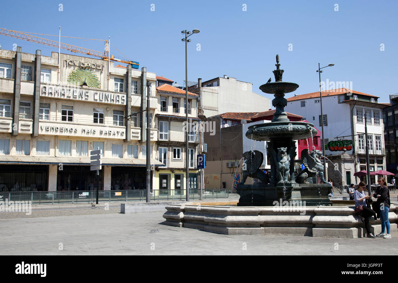 Armazens Cunhas und Fonte Dos Leões am Praça Dos Leões in Porto - Portugal Stockfoto