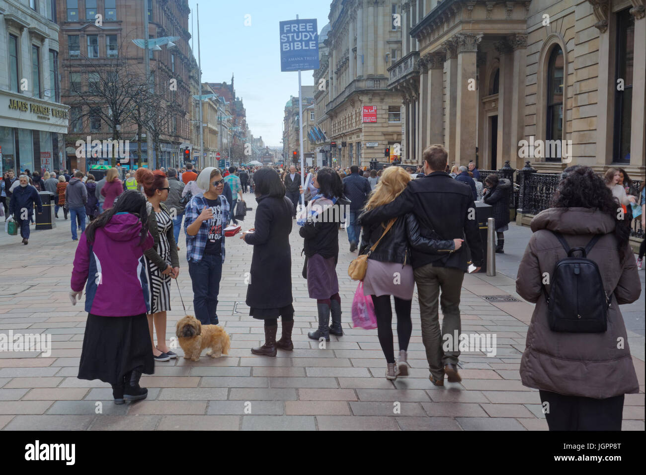 Buchanan Street Style Meile Straßenszenen Ansicht der Masse der Käufer nach unten Straße Bibel Studie Klasse Zeichen Stockfoto