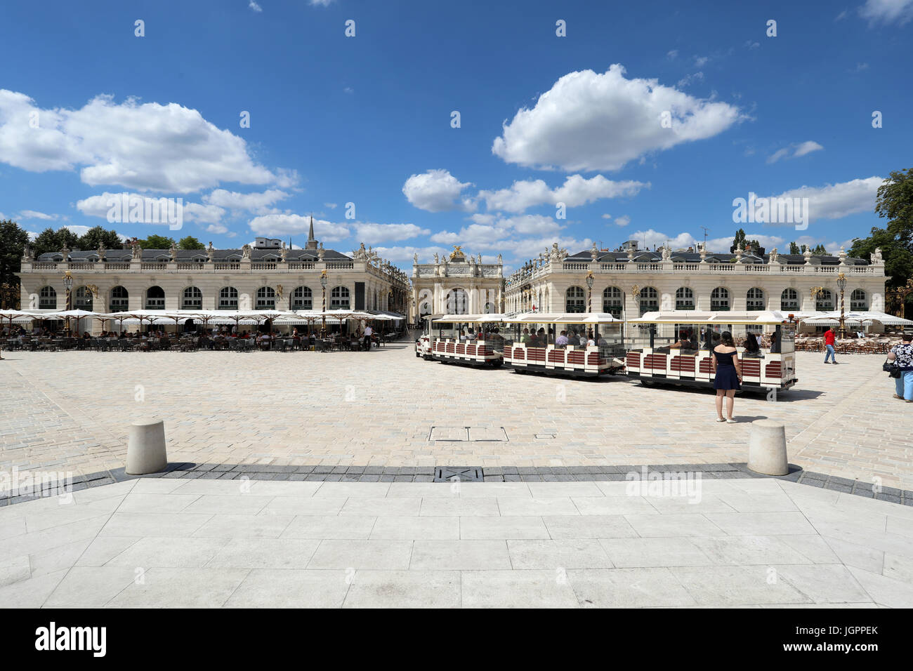 Ein touristischer "Zug" fährt durch Place Stanislas in Nancy, Frankreich. Der 18. Jahrhundert königliche Platz wurde vom Architekten Emmanuel Héré entworfen und befindet sich auf der Stockfoto