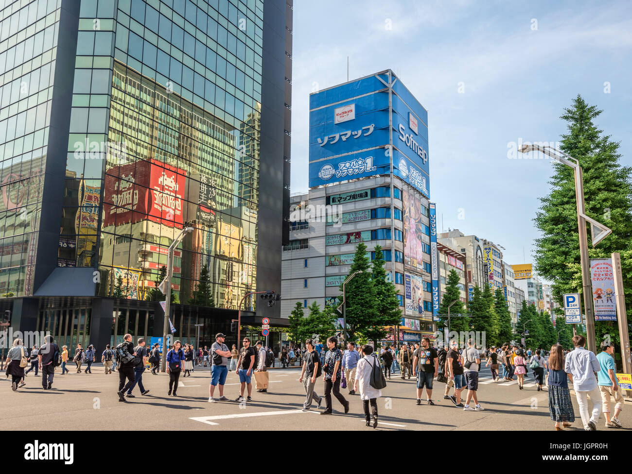 Touristen und Einheimische gehen an einem verkehrsfreien Sonntag über die Chuo-Dori Einkaufsstraße in der Akihabara Electric Town, Tokio, Japan Stockfoto