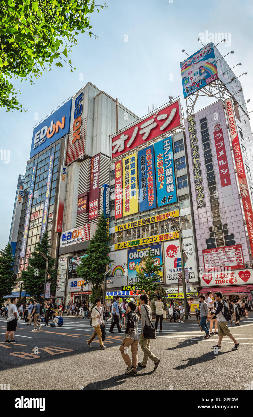 Touristen und Einheimische gehen an einem verkehrsfreien Sonntag über die Chuo-Dori Einkaufsstraße in der Akihabara Electric Town, Tokio, Japan Stockfoto