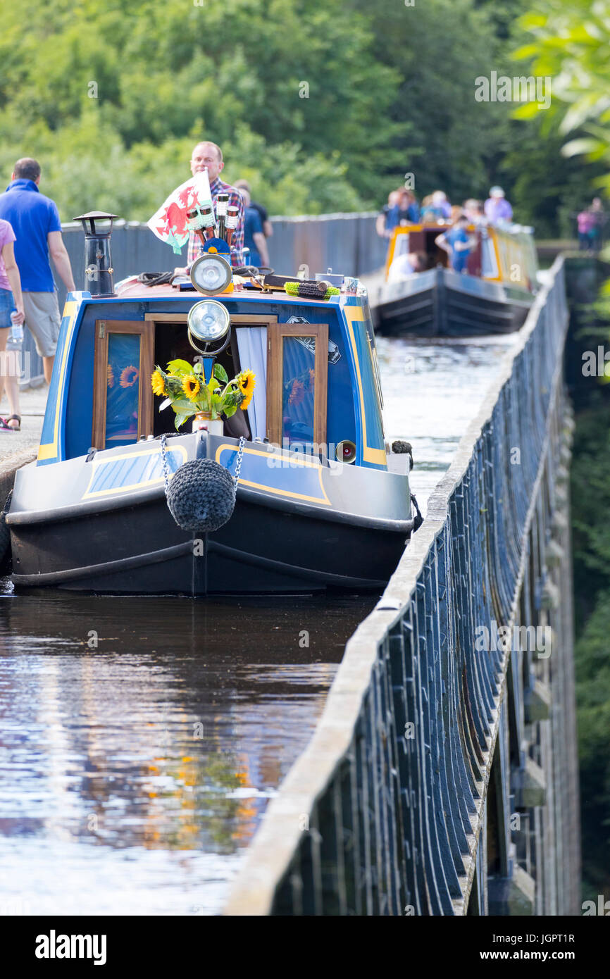 Menschen und schmale Boote überqueren das Pontcysyllte-Aquädukt in den Sommertagen ein UNESCO-Welterbe, Trevor Becken, Wrexham, Wales Stockfoto