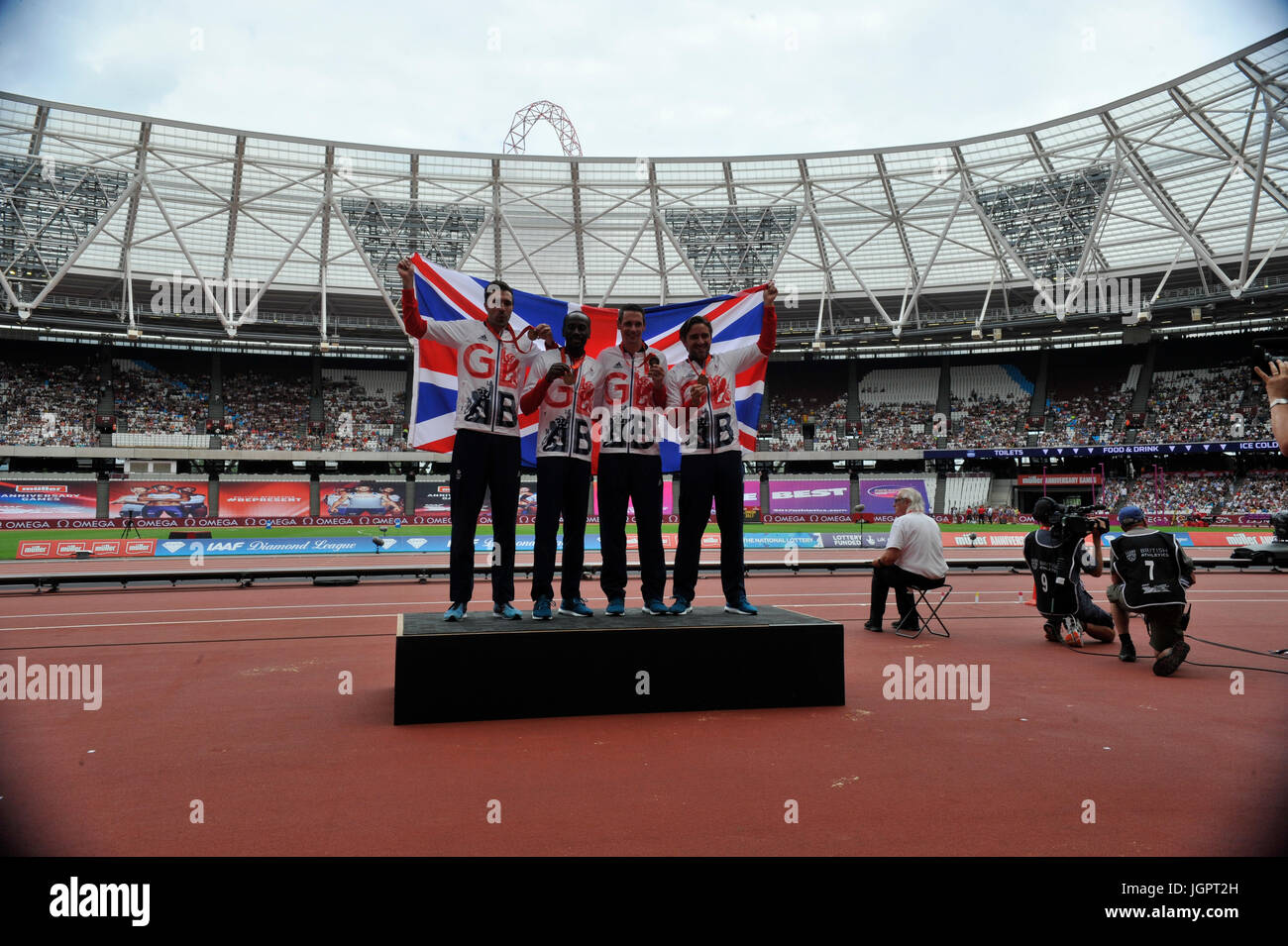 Stratford, UK. 9. Juli 2017. Herren-Staffel erhalten Medaillen 4X400m Martyn Rooney, Andrew Steel, Robert Tobin, Michael Bingham an die IAAF Diamond League Jubiläumsspiele, Stratford, UK. Bildnachweis: Paul Saripo/Alamy Live-Nachrichten Stockfoto