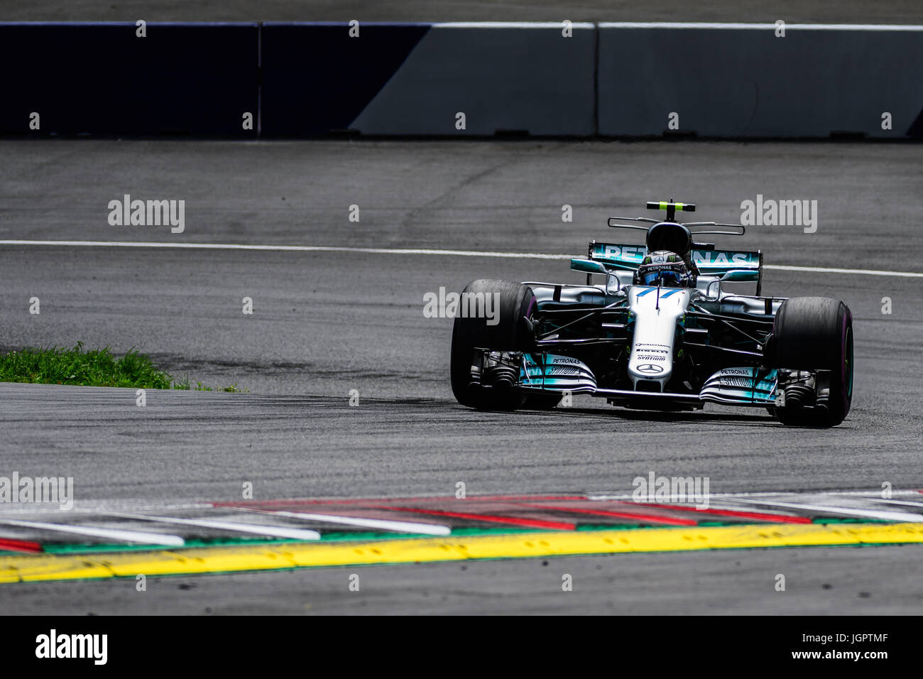 Spielberg, Österreich. 9. Juli 2017. Valtteri Bottas Finnlands fährt seine Mercedes im österreichischen Grand Prix Formel 1 Rennen auf dem Red Bull Ring in Spielberg, Österreich am 9. Juli 2017. Bildnachweis: Jure Makovec/Alamy Live-Nachrichten Stockfoto