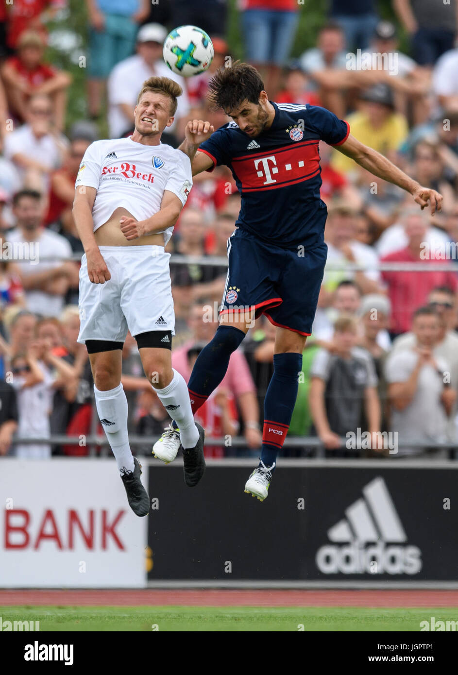 Herzogenaurach, Deutschland. 9. Juli 2017. Erlangen von Mario Foth (l) und  Bayern Javier Martinez in Aktion während der Fußball-Testspiel zwischen FSV  Erlangen-Bruck und dem FC Bayern München in Herzogenaurach, Deutschland, 9.  Juli