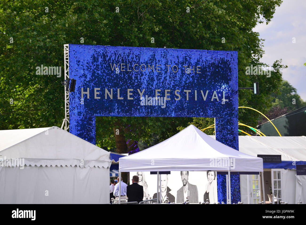 Henley-on-Thames, Großbritannien. 9. Juli 2017. Die Henley Festival Eingang im Finale Nacht. Das Festival, das die Einstellung und die Tribüne im Steward Gehäuse am Flussufer aus der Royal Regatta aus der Vorwoche zu verwenden. Heutige Billings gehören ehemalige Spice Girl Melanie C. Die schwimmende Bühne andere Zelte und Marques, Tashkezar. sieben Stück Superband aus Europa, Asien und Afrika. Rose Matafeo, bester Newcomer auf der Melbourne International Comedy Festival Copyright Credit: Gary Blake/Alamy Live-Nachrichten Stockfoto